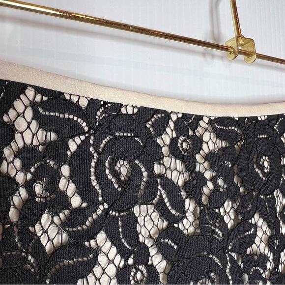 DIANE von FURSTENBERG Scotia Lace Pencil Skirt. Size 2 - Picture 5 of 11